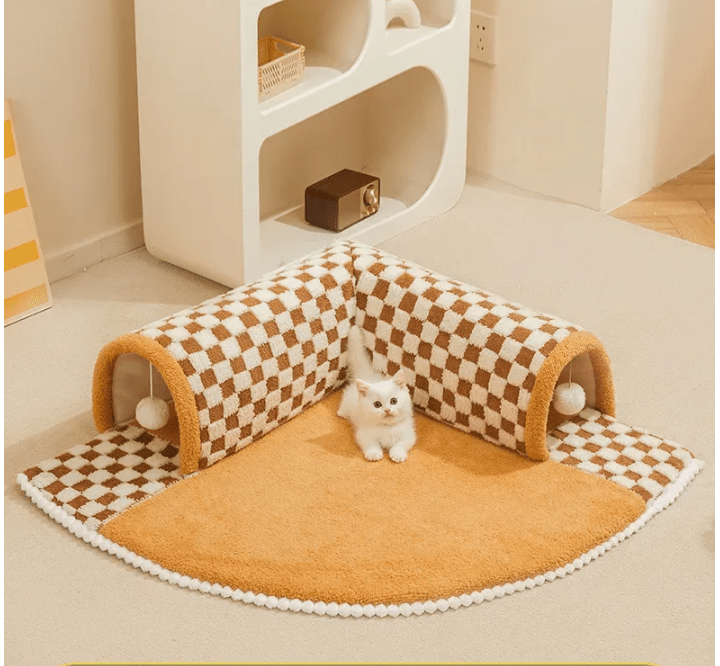 Coussin pour chat tunnel marron avec balles suspendus