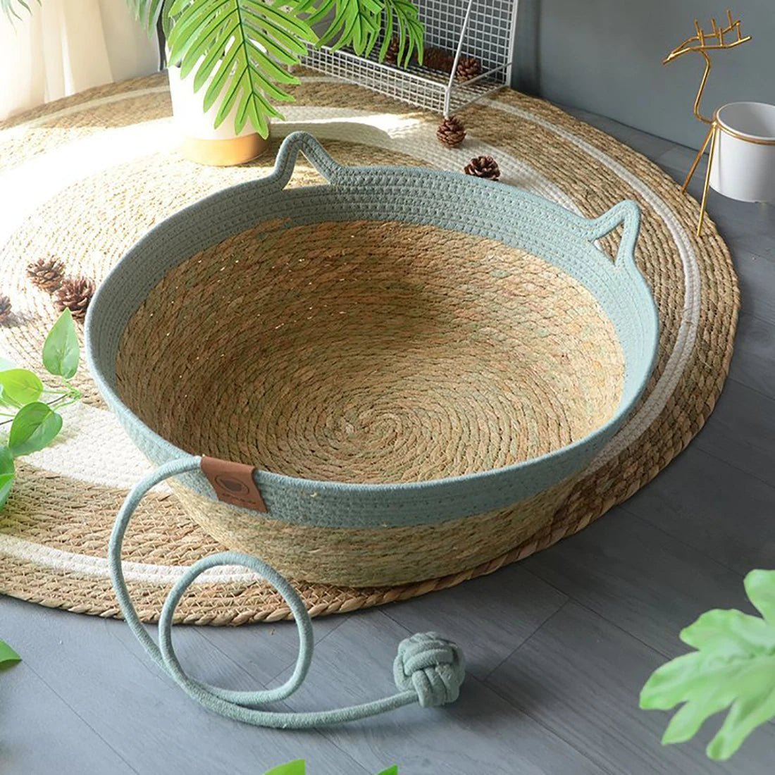 Panier pour chat en rotin avec balle couleur bleu